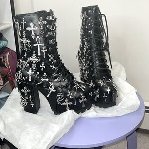 ✨🆕Dolls Kill BN NEVER WORN!Size 8 Metal Crosses Boots!BNIB!🖤